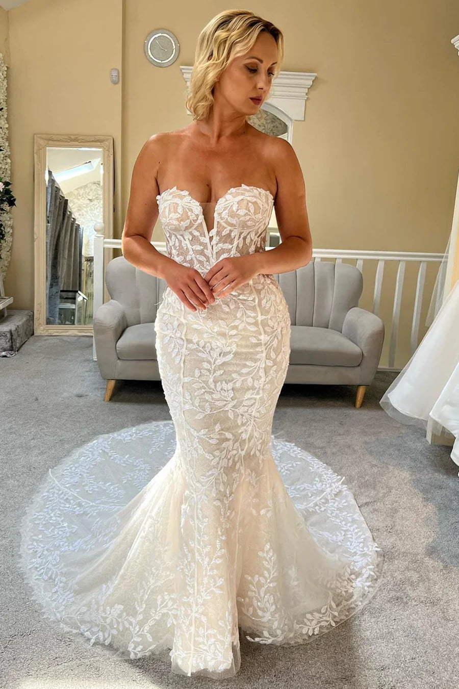 Robe de mariée longue bustier en dentelle avec traîne